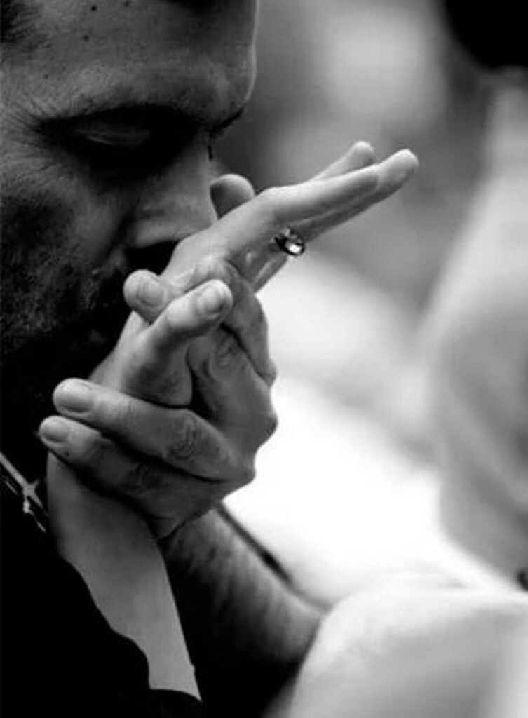 Мужчины которые целуют руки. Мужчина целует руку женщине. Что означает когда мужчина целует руки женщины. Что означает когда мужчина целует руки женщины. Мужчина целует руку.