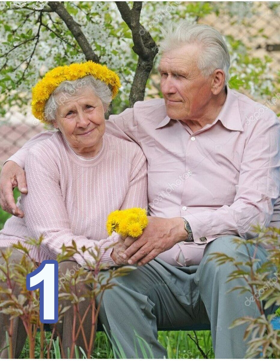 Толстая старая пара. Бабушка и дедушка. Пожилые люди. Красивые бабушка и дедушка. Счастливые пенсионеры.