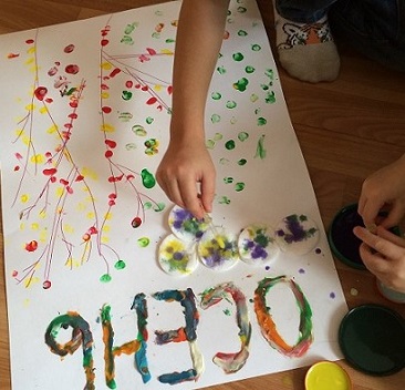 Осень рисуют внучата