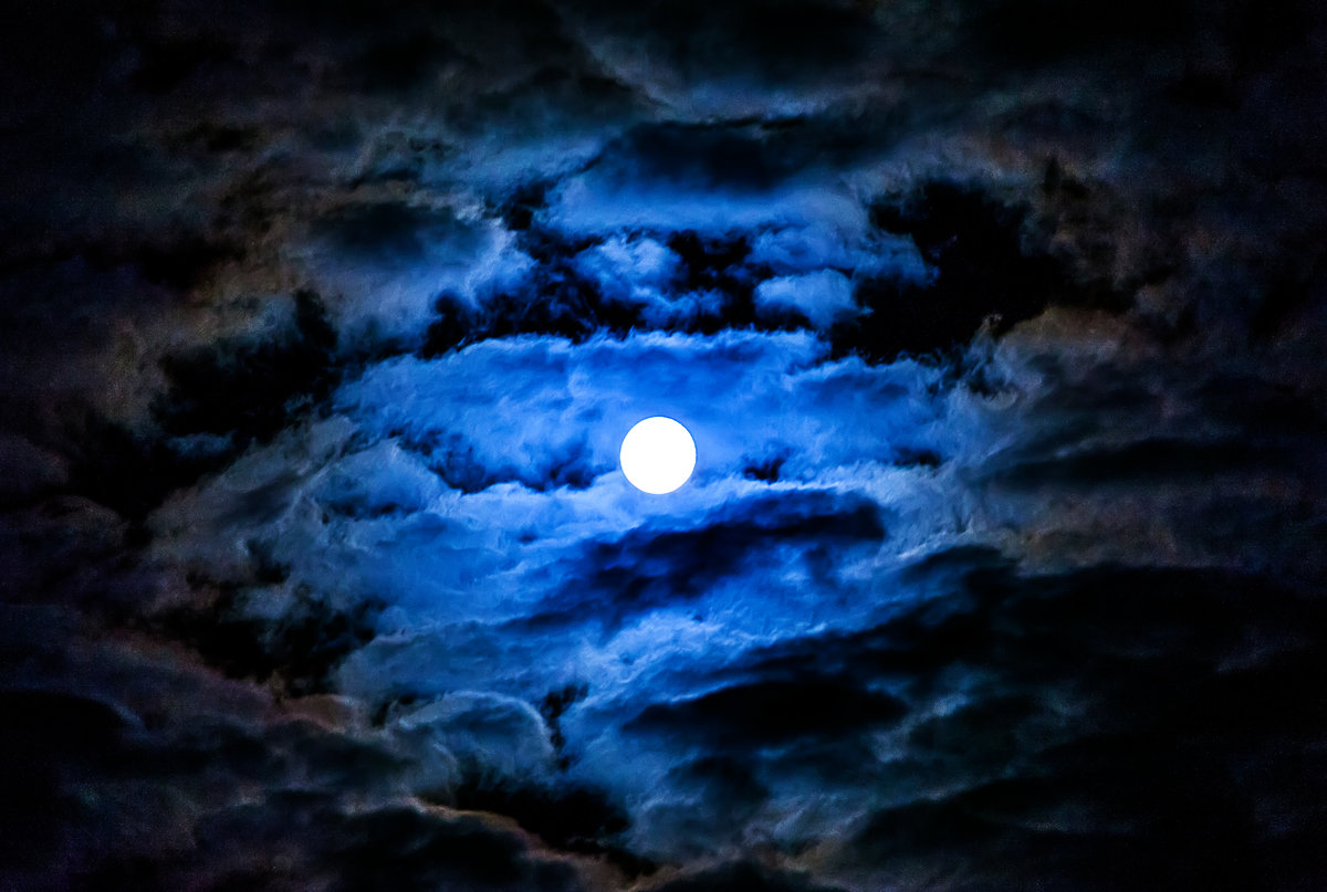 Луна в облаках. Лунное небо. Луна на небе. Ночное небо с луной.