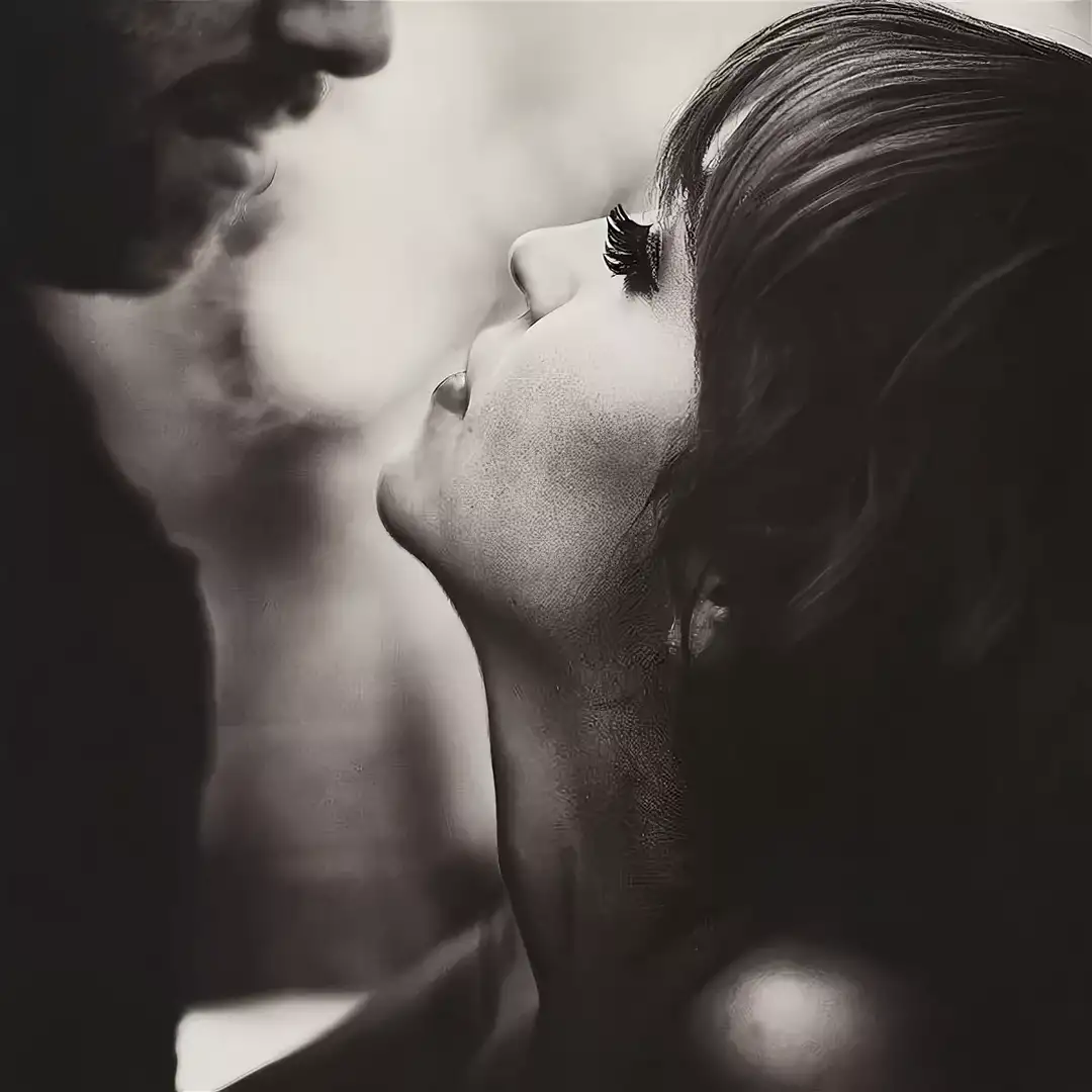 Женщина хочет поцеловать женщину. Мужчина и женщина черно белое. Мужчина и женщина глаза в глаза. Скромный поцелуй. Страстный поцелуй.