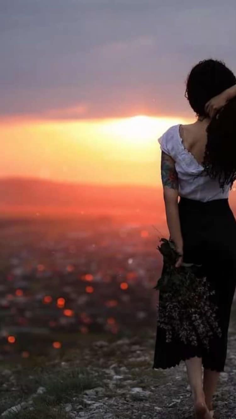 Красивые девушки брюнетки. Девушка со спины. Девушка с пучком на закате. Картинки женщины брюнетки. Девушка брюнетка.