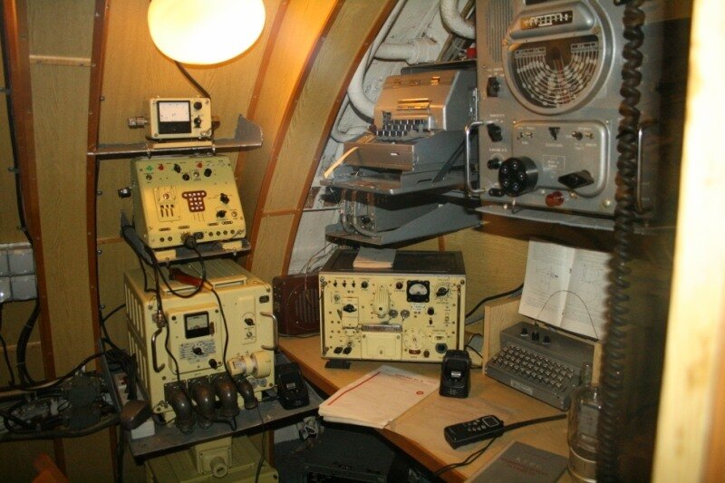 радиостанция на корабле. судовой радист. старший помощник командира подводной лодки. подводная связь подводных лодок. радиосвязь на подводных лодках.