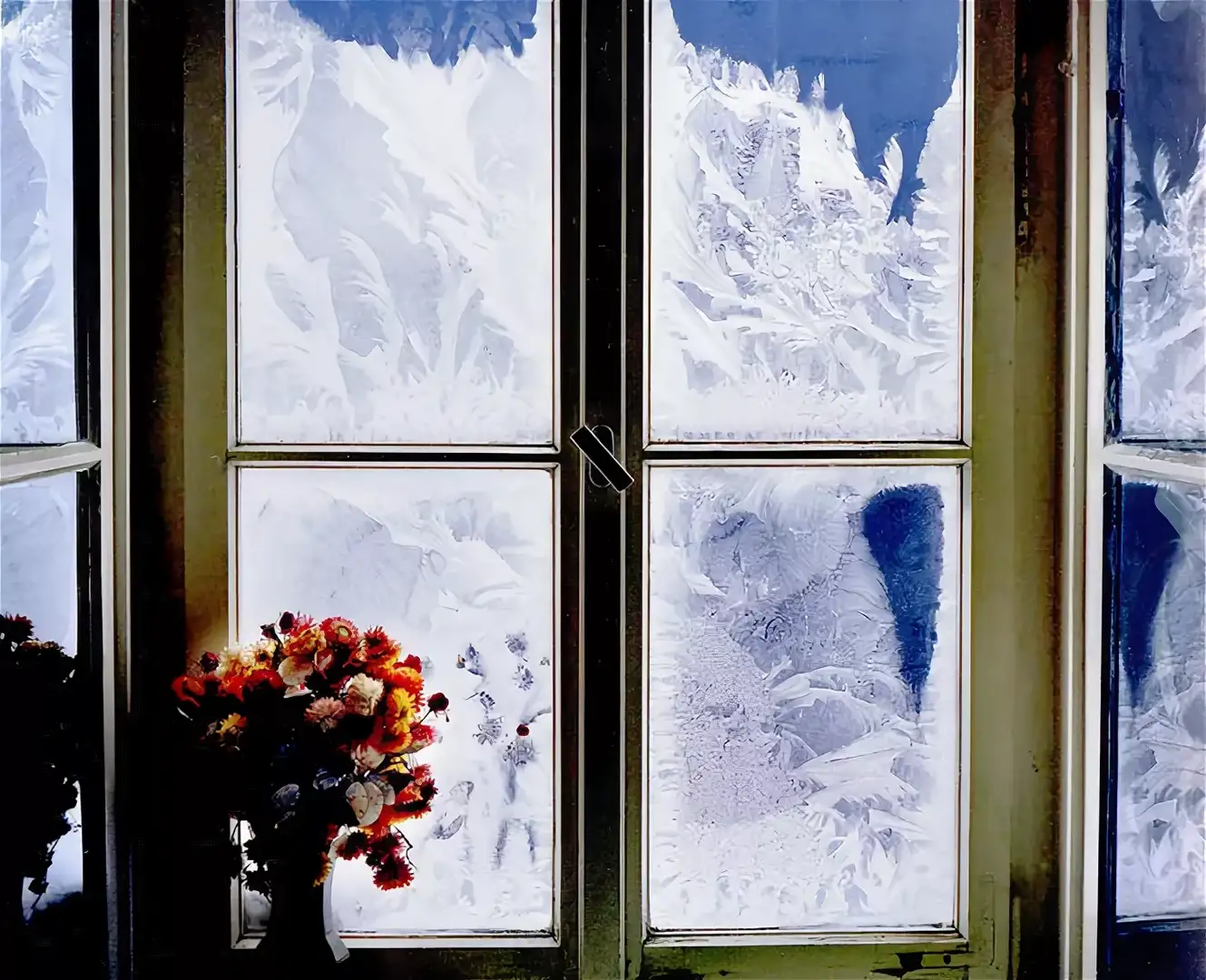 Голодное окно. Зимнее окно. Морозные узоры на окне. Окно зимой. Морозное окно.