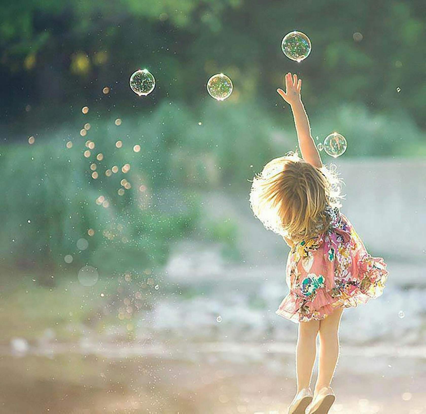 Умейте видеть красоту. Девушка с мыльными пузырями. Мелкие радости жизни. Прекрасные мгновения жизни. Дети радость жизни.