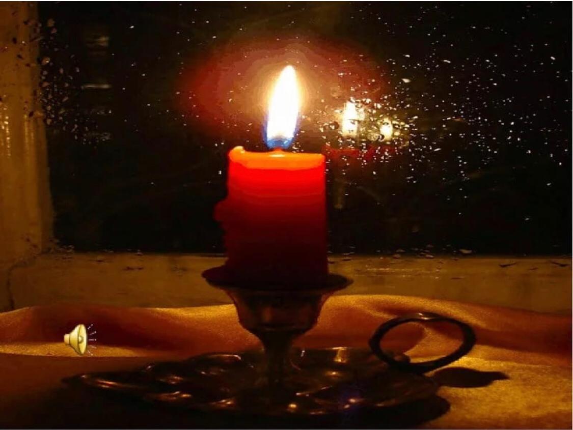 Тихо догорает свеча. Свеча горела на столе. Горящая свеча. Свеча на столе. Горящие свечи.