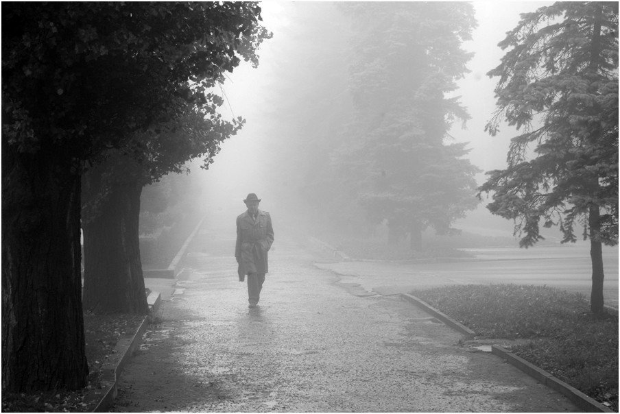 По бульвару ты идешь. По бульвару ты идешь. Дождливая осень живопись. По бульвару ты идешь. Блондинка уходит.