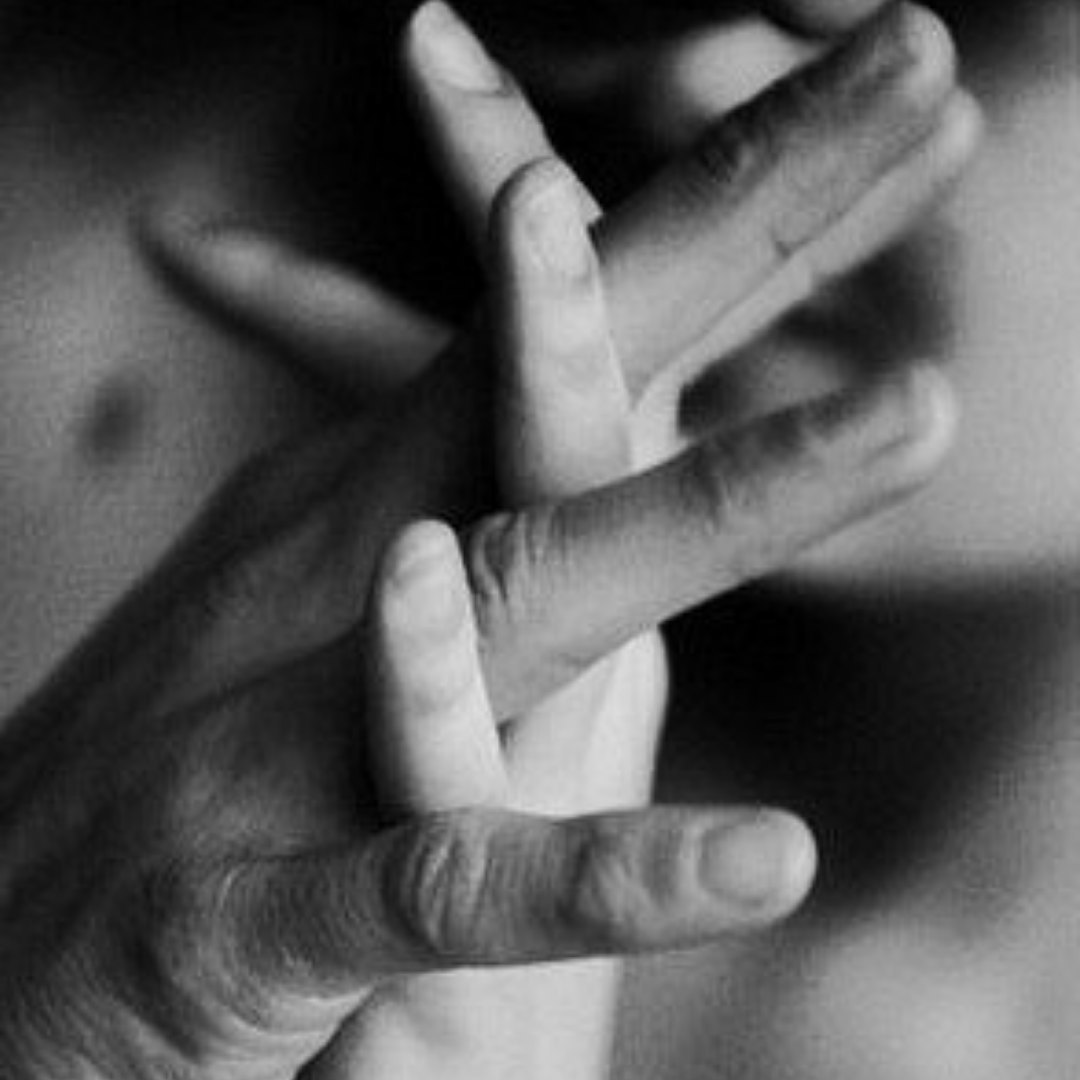 эротика рука в руке черно белое фото 119
