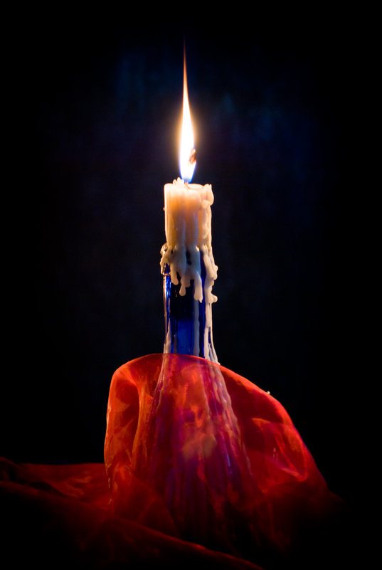 Клип свечи горят. Свеча горела на столе. Горящая свеча. Горящие свечи. В пламени свечи.