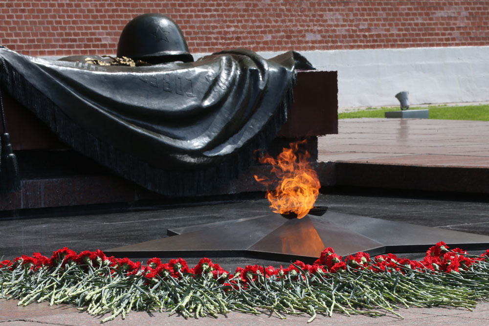 Лежит из бронзы красный флаг... Татьяна Воронцова