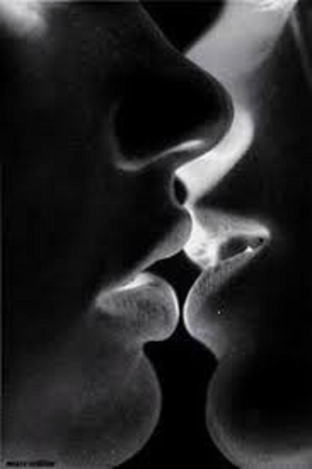 Страстную на телефон. Поцелуй. Красивый поцелуй. Поцелуй в губы. Поцелуй черно белое.