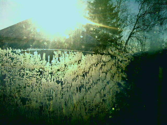 Скользит по крышам розовый рассвет