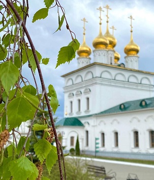 Солнцем дня из мая тени!
