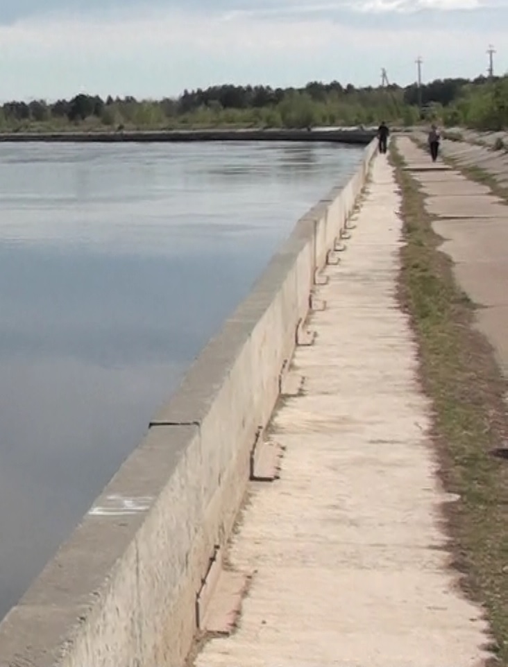 Два кэмэ вдоль берега реки