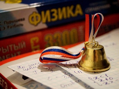 Летит черёмуховый снег