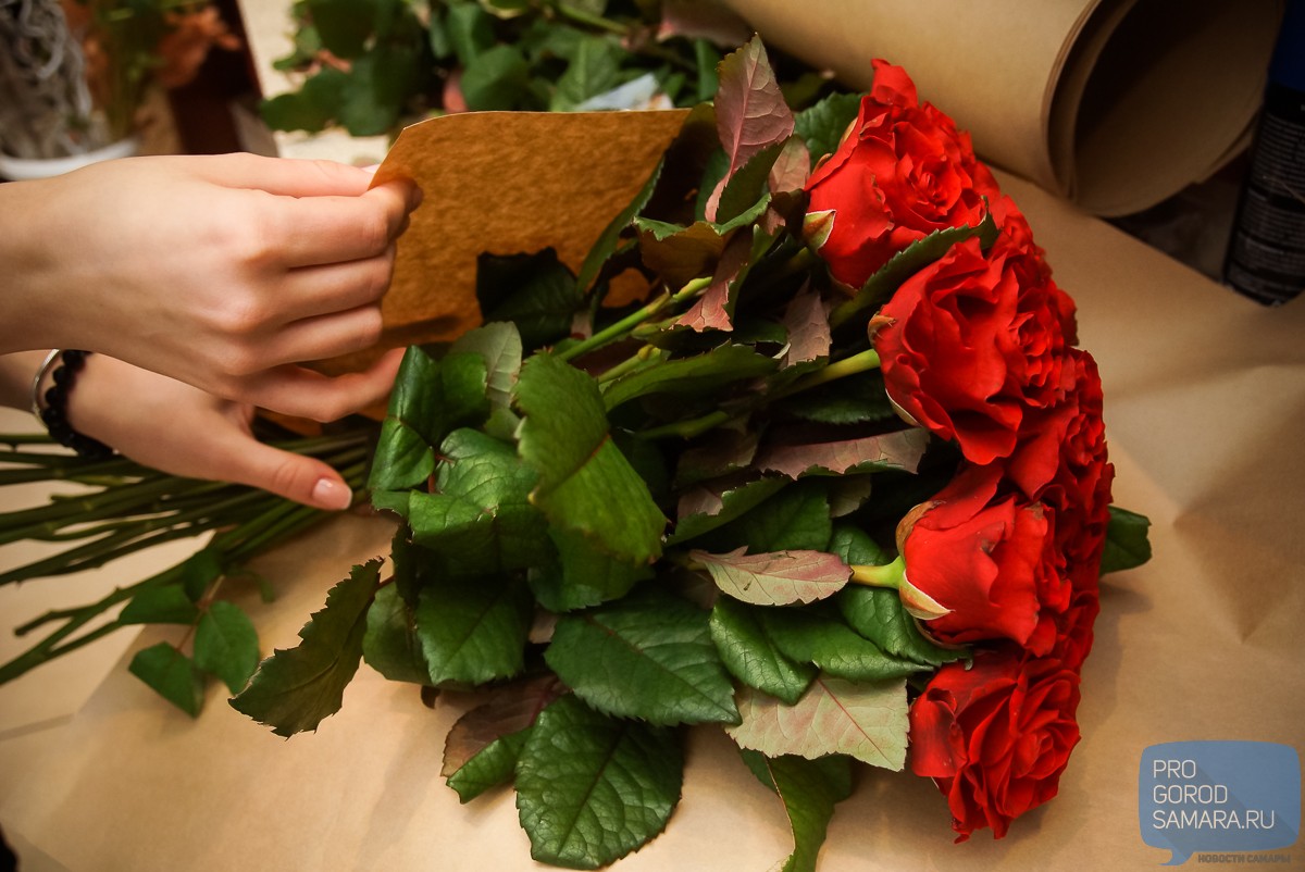 Как реагировать на подаренные цветы. Букет в руках. Букет роз в руках. Цветы букет в руках. Цветок на руку..
