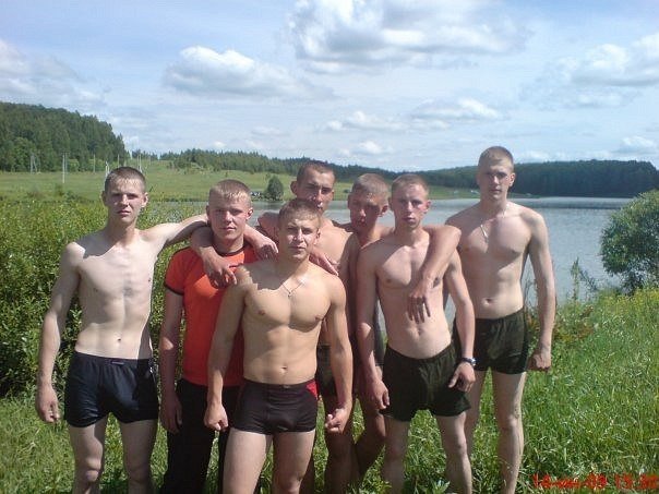 Парни гол реке