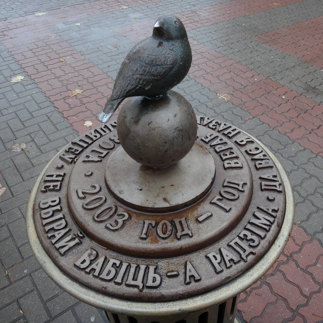 Памятник воробью в бостоне сша