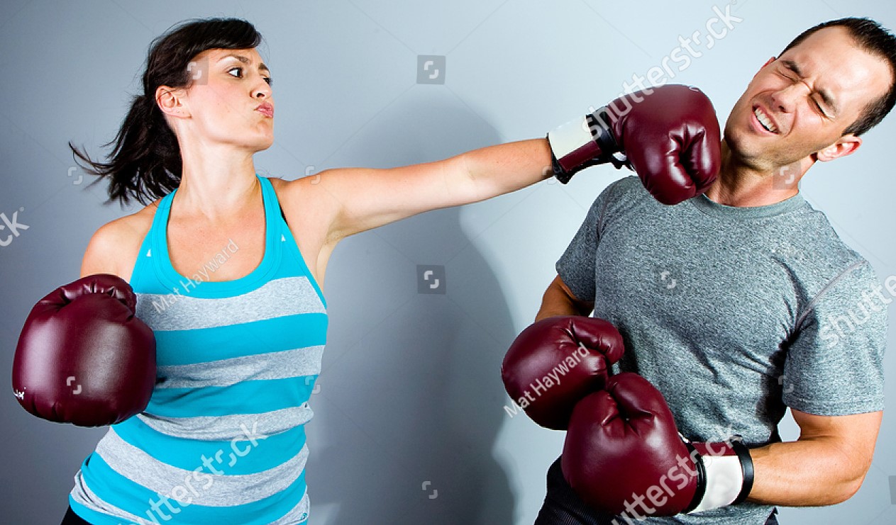 Против сильного против слабого. Парни против девушек. Мужчина и женщина бокс. Бокс между мужчиной и женщиной. Мужчина vs женщина бокс.
