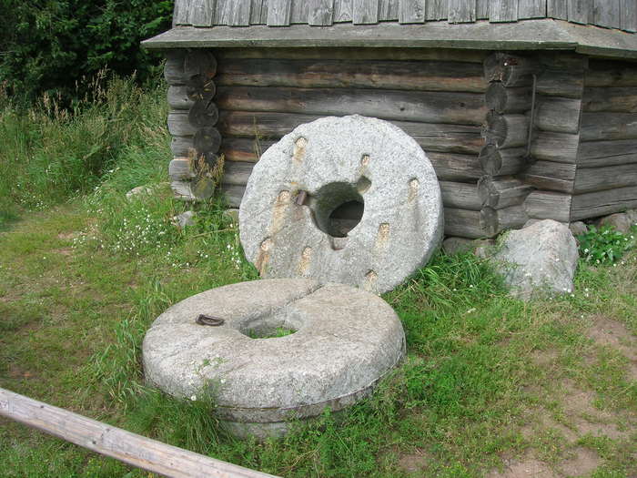 жернова для мельницы. жернова для мельницы. жернова в древней греции. мельничный жернов. ручная мельница для зерна с каменными жерновами старинная.