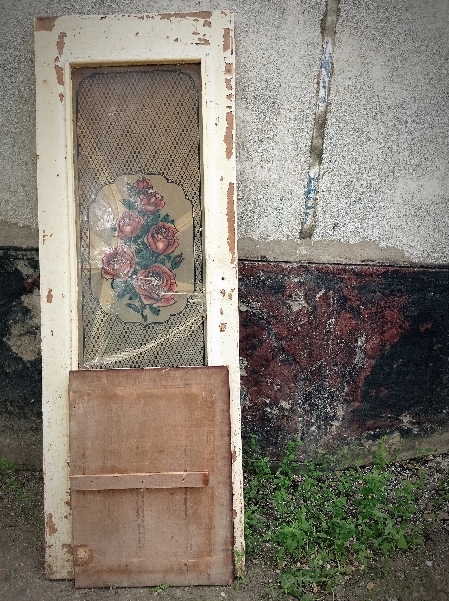 В разные двери стучась