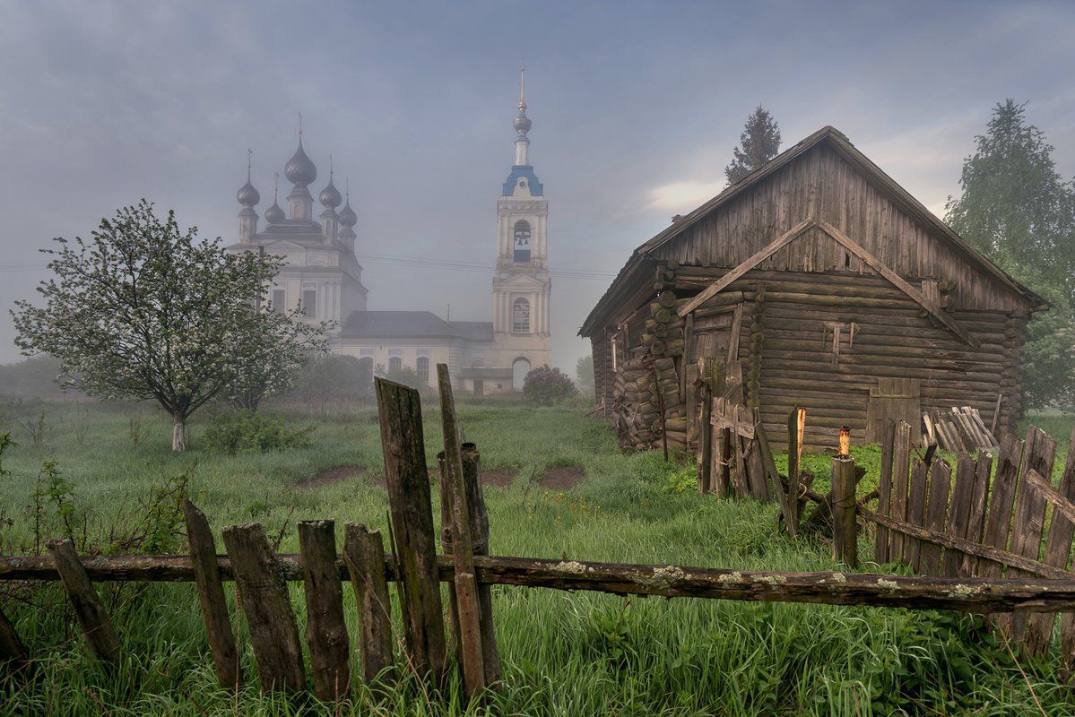 У дороги спит деревня