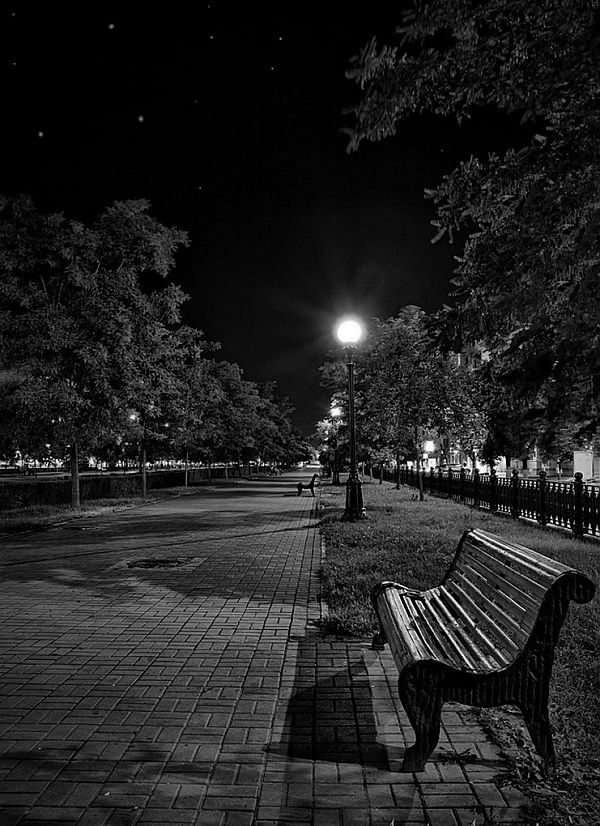 одинокий человек в городе. гулять ночью. ночные прогулки 2. ночные прогулки 2. гулять вечером.