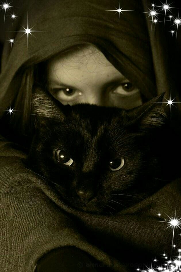 Взгляд как у кошки песня. Ведьма с котом. Ведьма с кошкой. Ведьма с черной кошкой. Колдунья с котом.