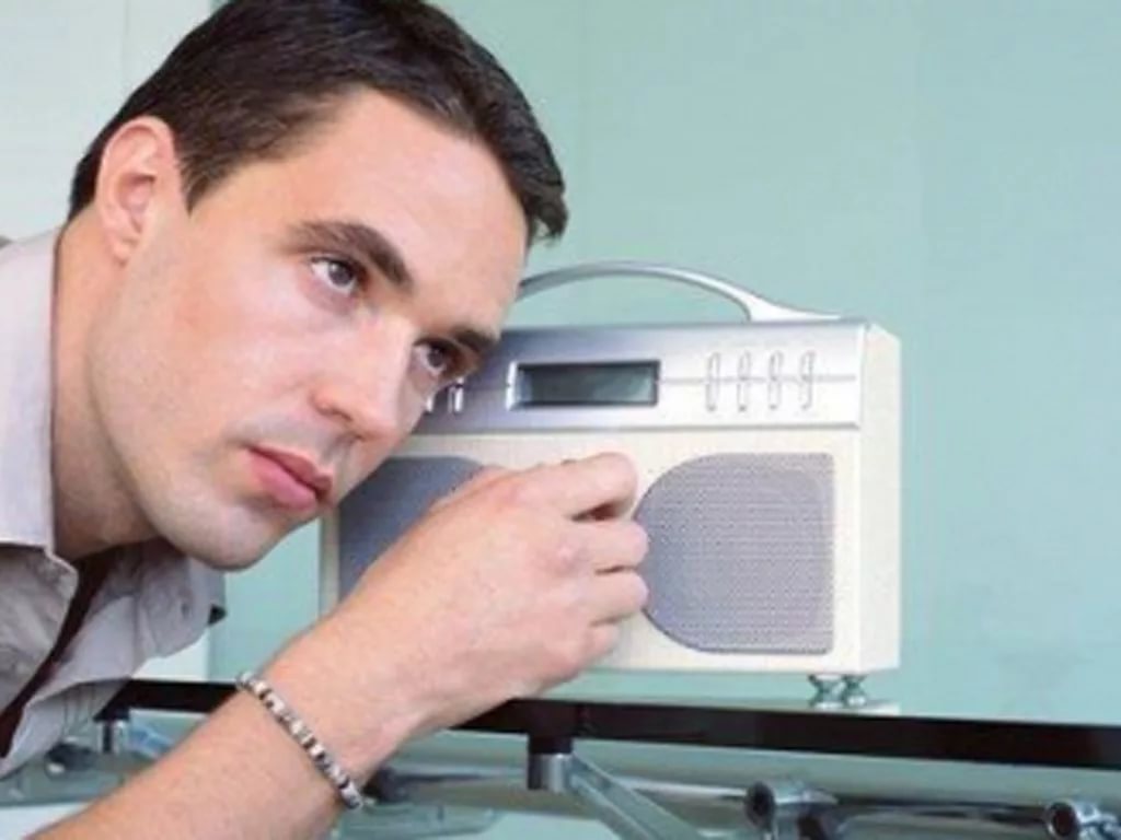 Почему слушают радио. Человек с радиоприемником. Радио парень. Радио фото. Приемник это человек.