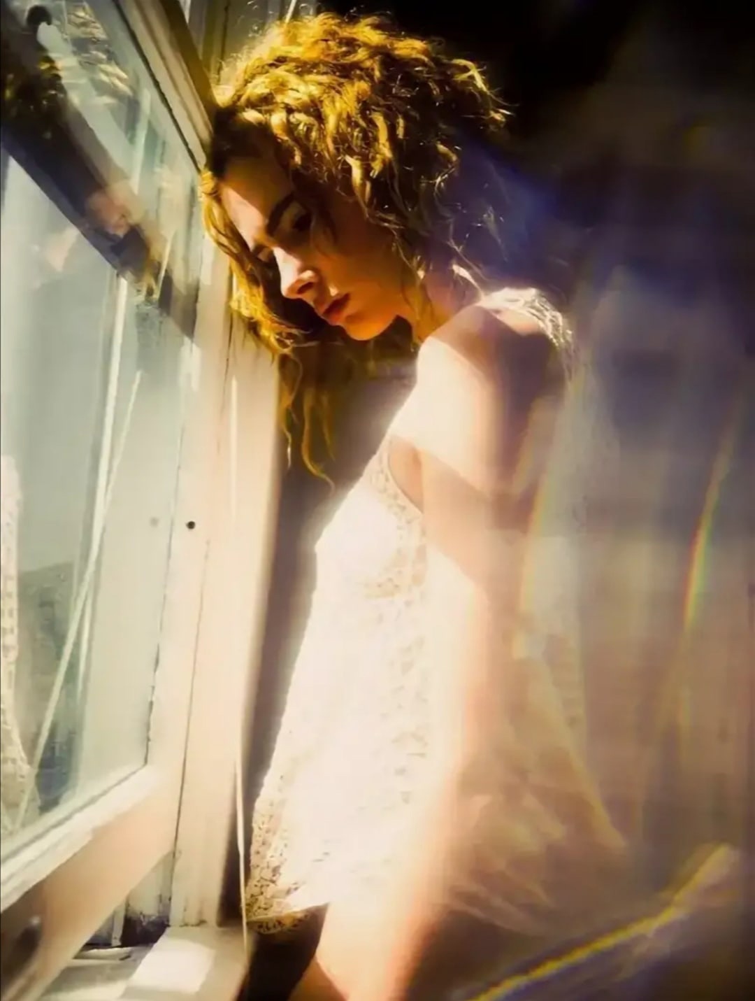 Песня она свежего воздуха. Девушка у окна. Девушка грустит у окна. Фотосессия у окна.