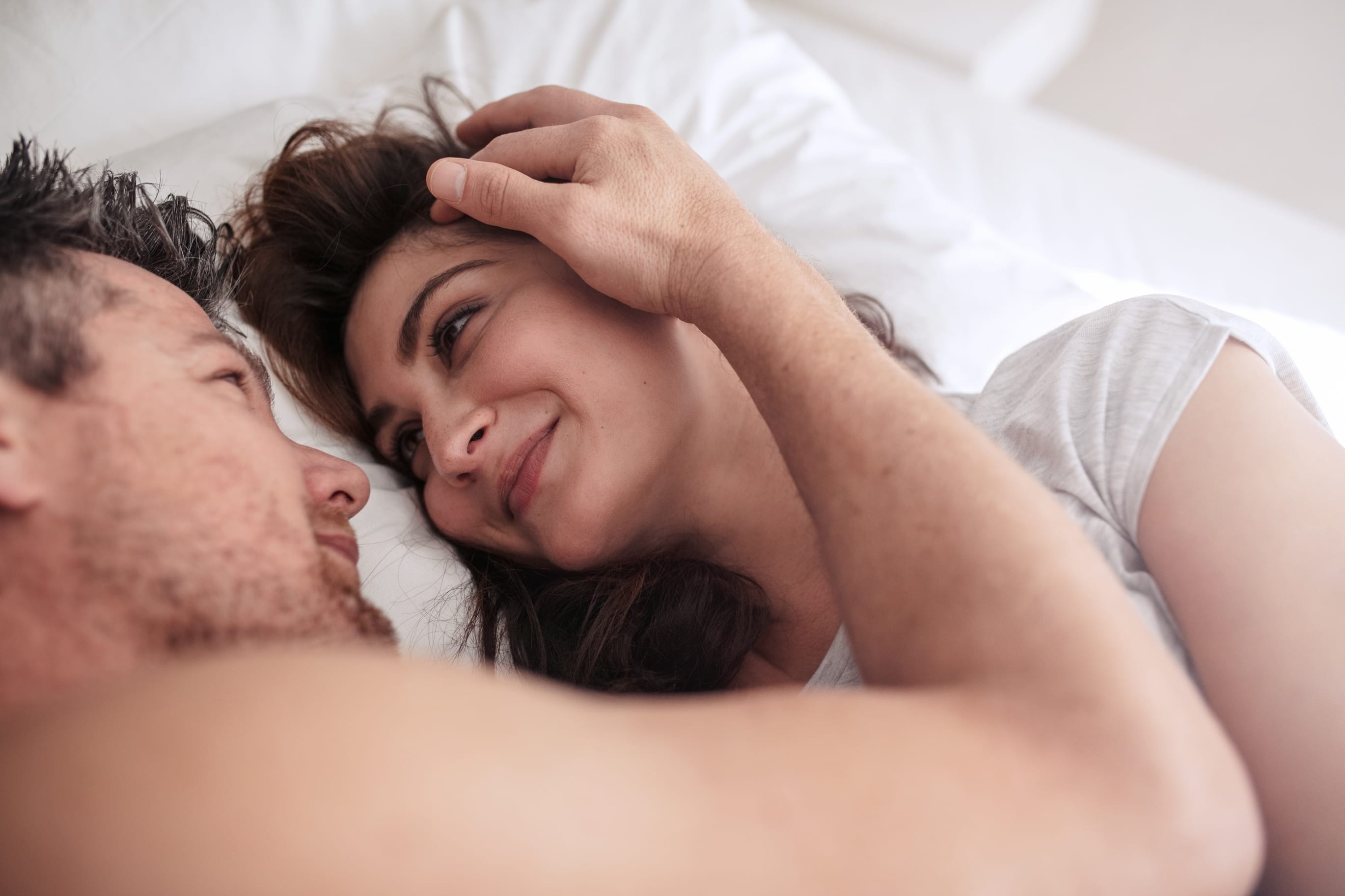 Муж и жена нежное видео. Влюбленные в постели. Обнимашки в постели. Влюбленные пары в постели. Мужчина и женщина в постели.