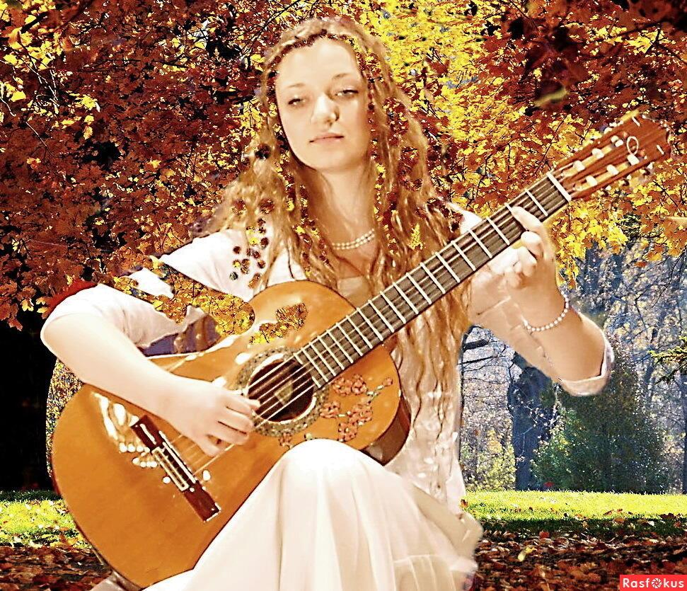 Я осени пою. Девушка с гитарой. Девушка с гитарой осенью. Левушка с гитарой осень.. Осенняя фотосессия с гитарой.
