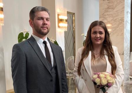 Вас корона повенчала