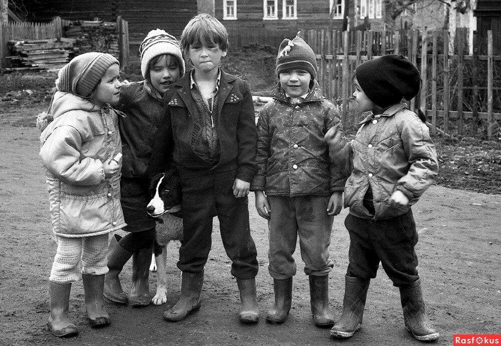 Первых четыре мальчика. Дети бандиты. Дети хулиганы. Бандитский ребенок. Советские дети во дворе.