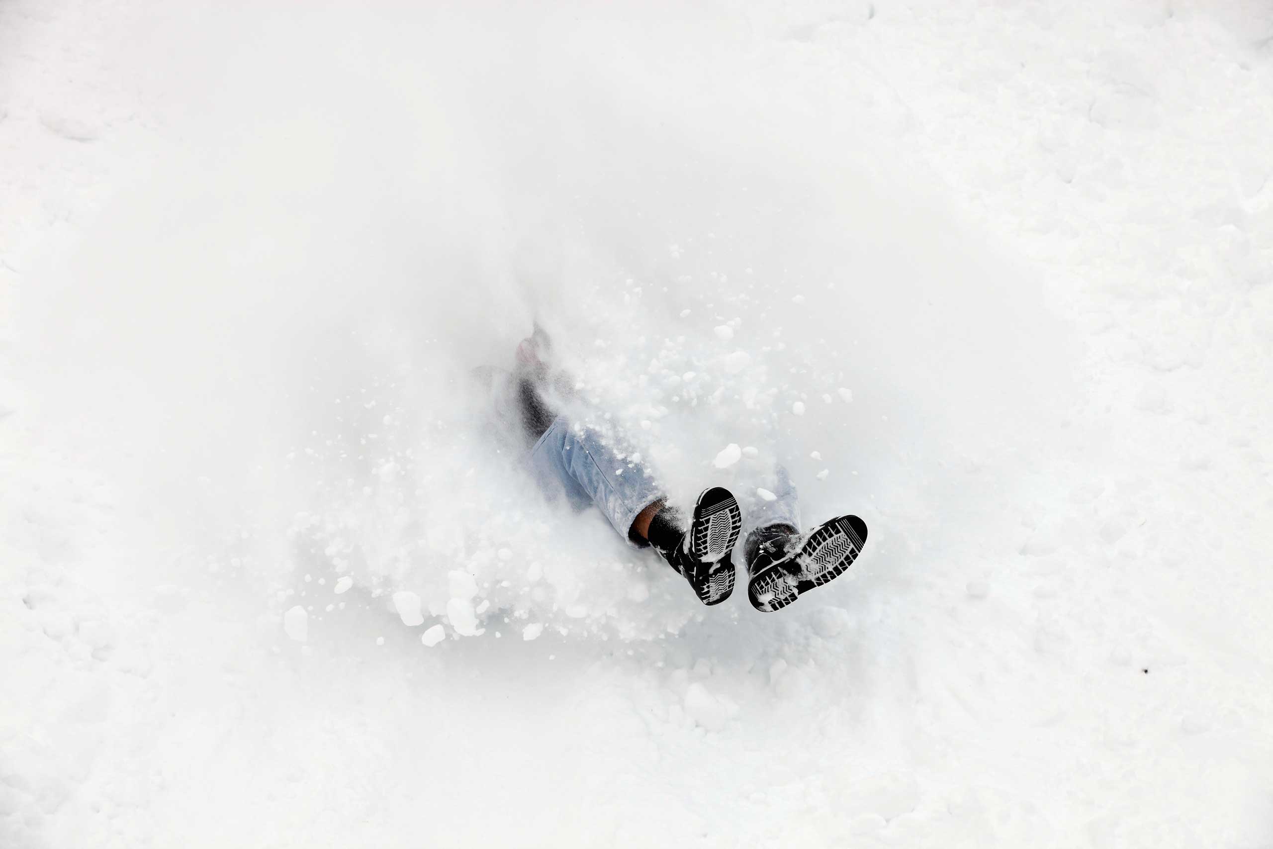 На дорогу падал снег