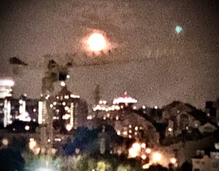 то ли солнце, а то ли луна