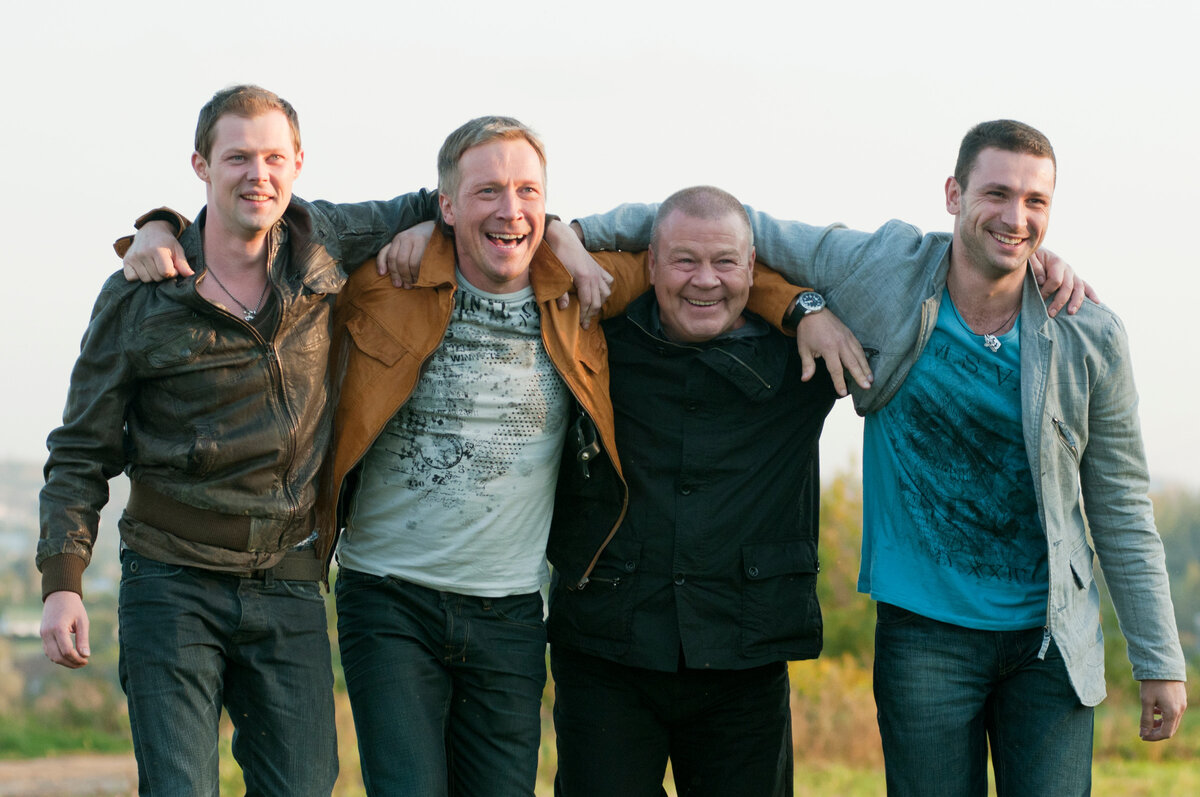 тиль швайгер четверо против банка. четверо в кубе кубо детектив. карусель четверо в кубе. четверо подряд. четверо подряд.