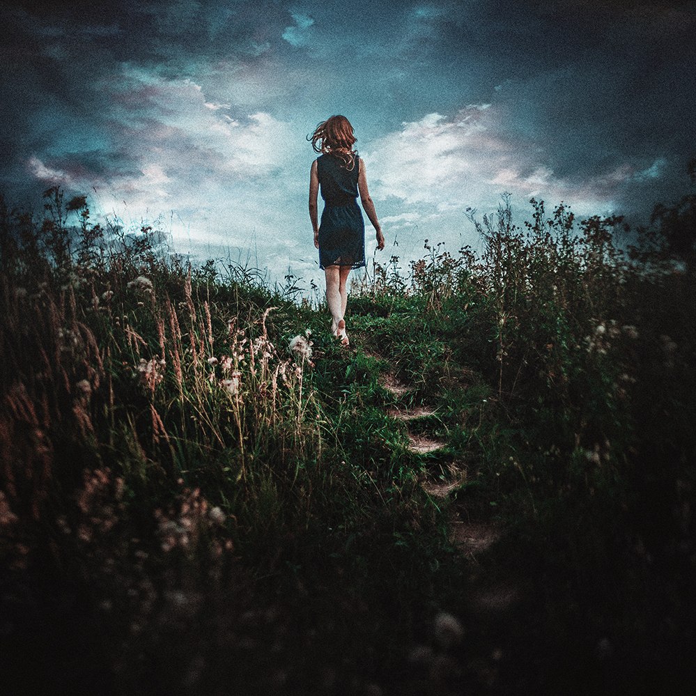 По ланитам - нежные длани...