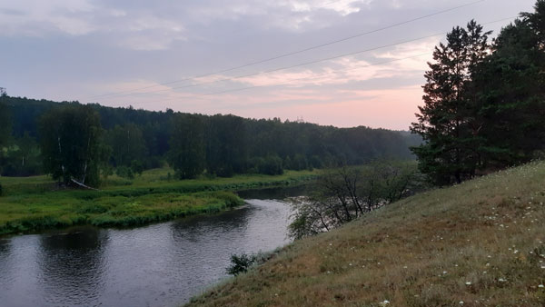 Золотится закатное небо