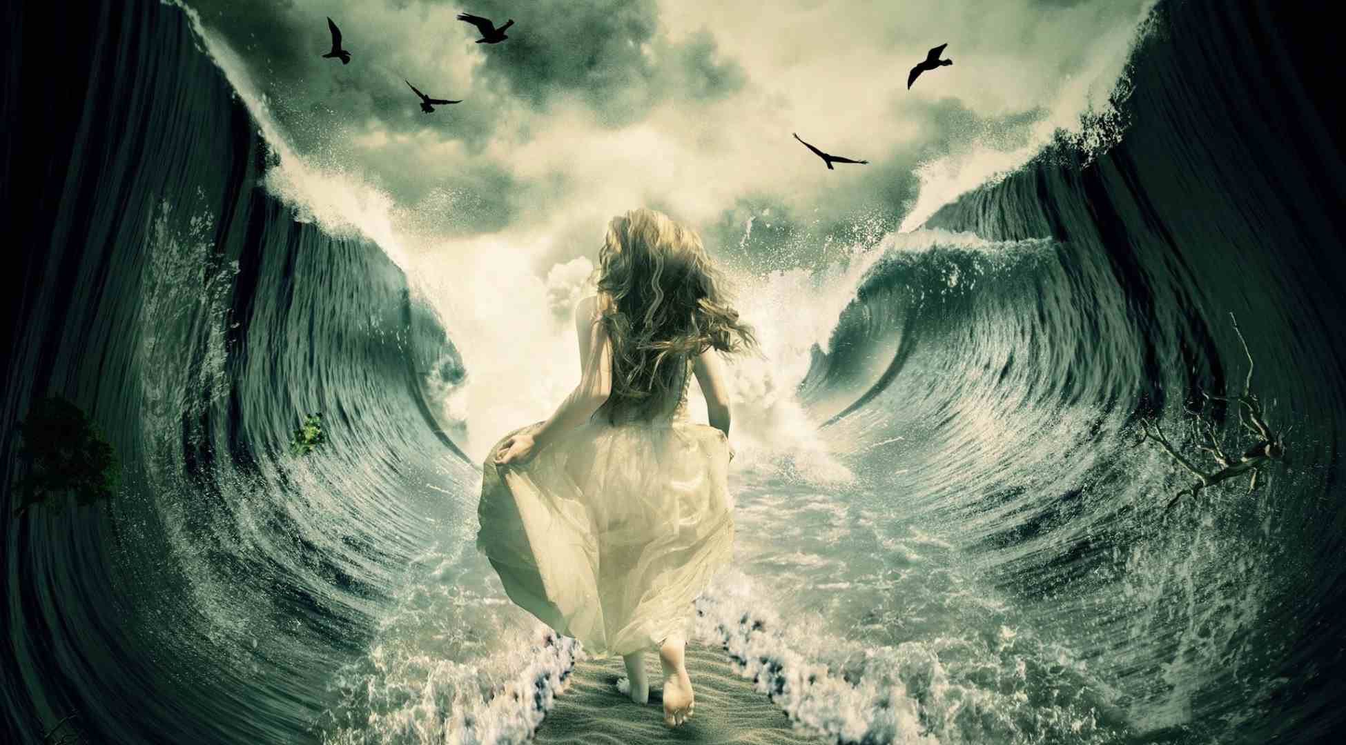 Волна счастья песни. Девушка в волнах моря. Девушка Бегущая по волнам. Девочка и бушующее море. Девушка идущая по волнам.