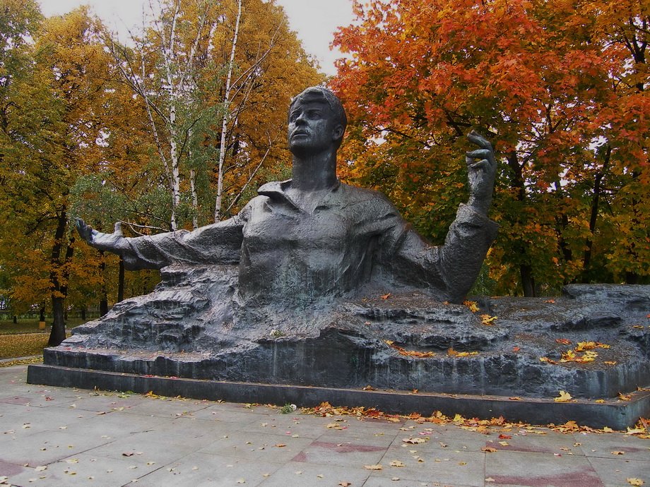 Памятник поэту