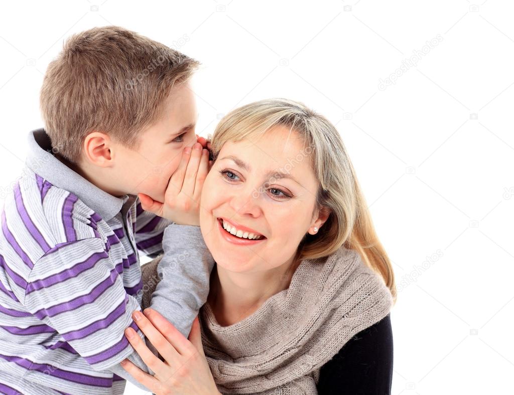 Молодую мамочку с разговорами. Ребенок шепчет маме. Мальчик маме шепчет на ушко. Мама обнимает сына картинка. Сын шепчет ухо мамы.