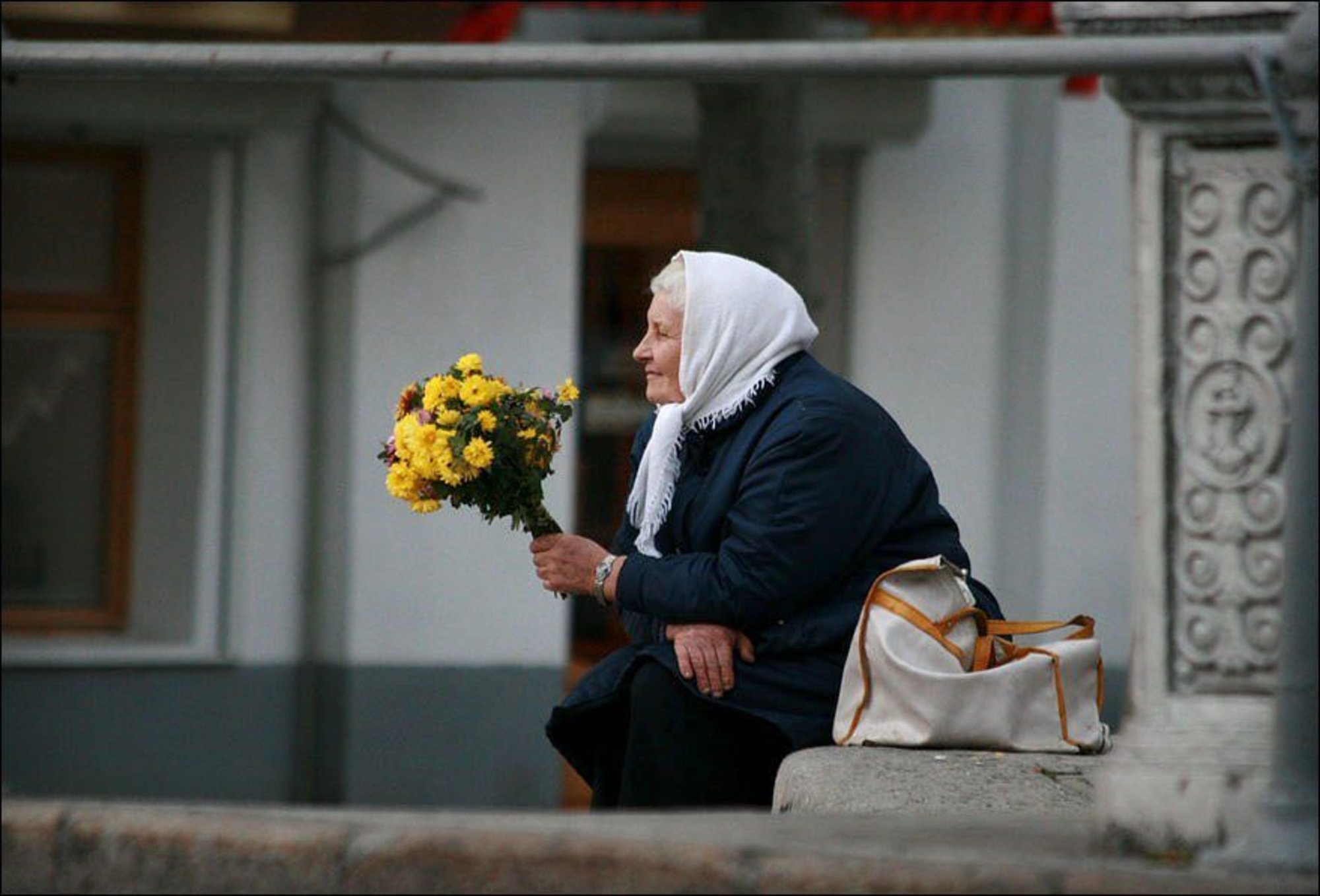 Бабушка можно у тебя пожить 141. Старушка с цветами. Бабушка продает цветы. Старушка продает цветы. Бабушки продают цветы на улице.