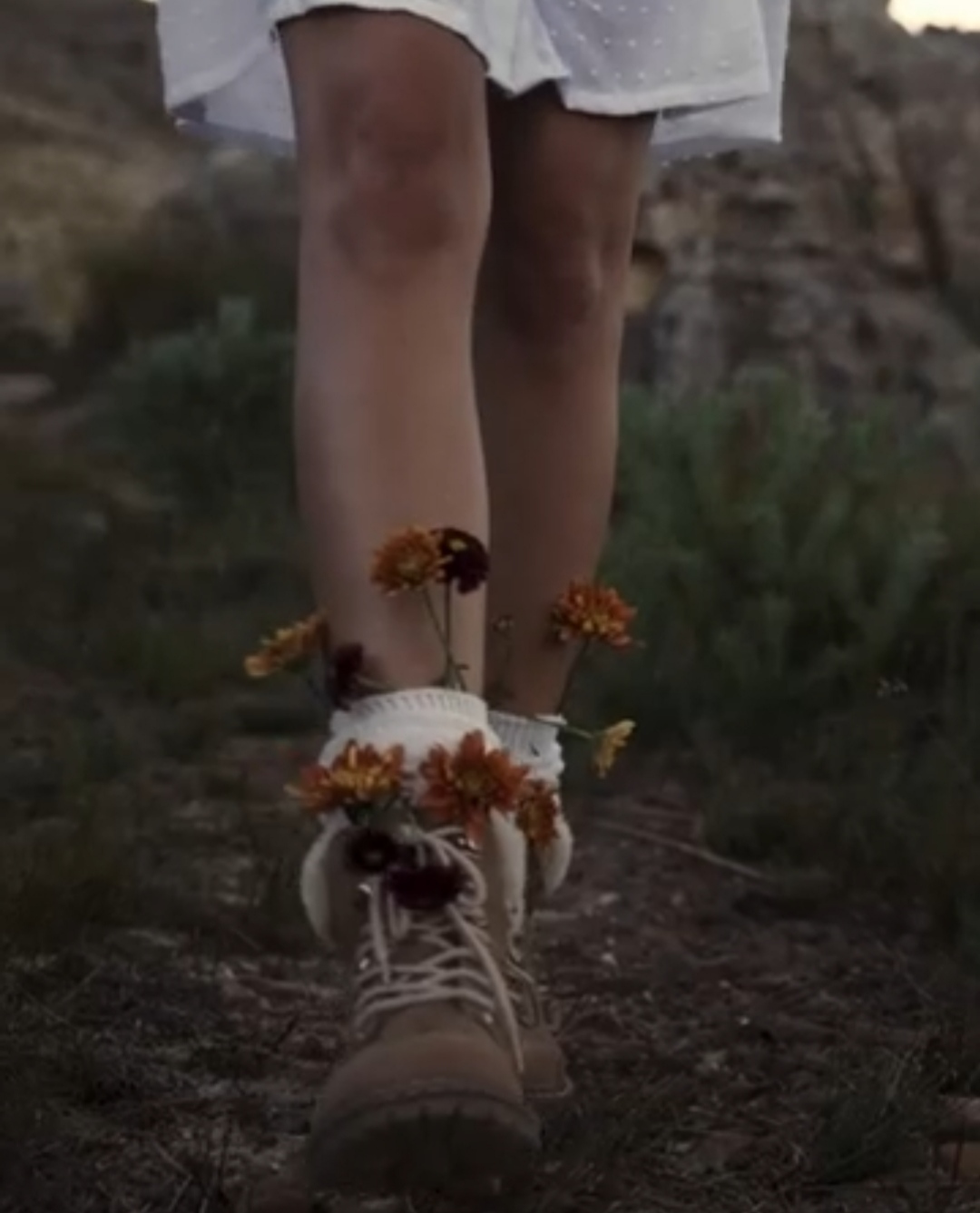 Тишина. В ритме отзвука - шорох шагов...