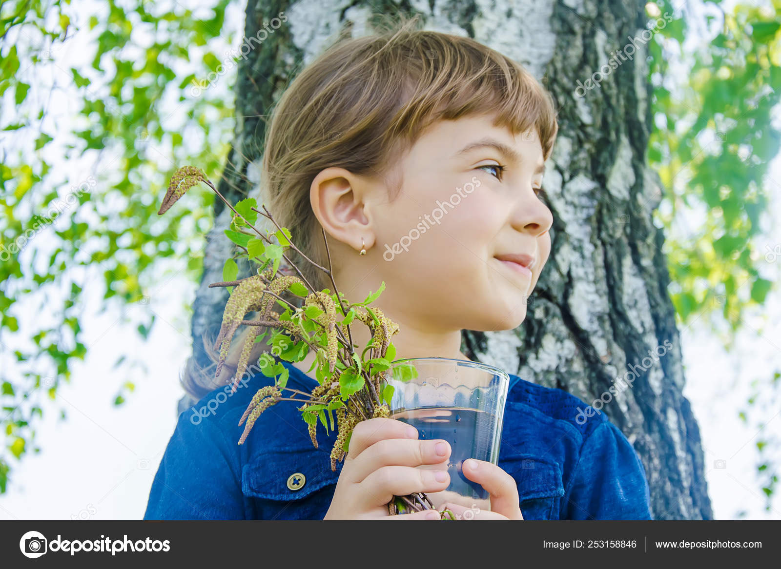 Картина девочка пьющая березовый сок