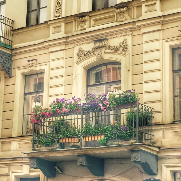 На балконе цветущем твоем