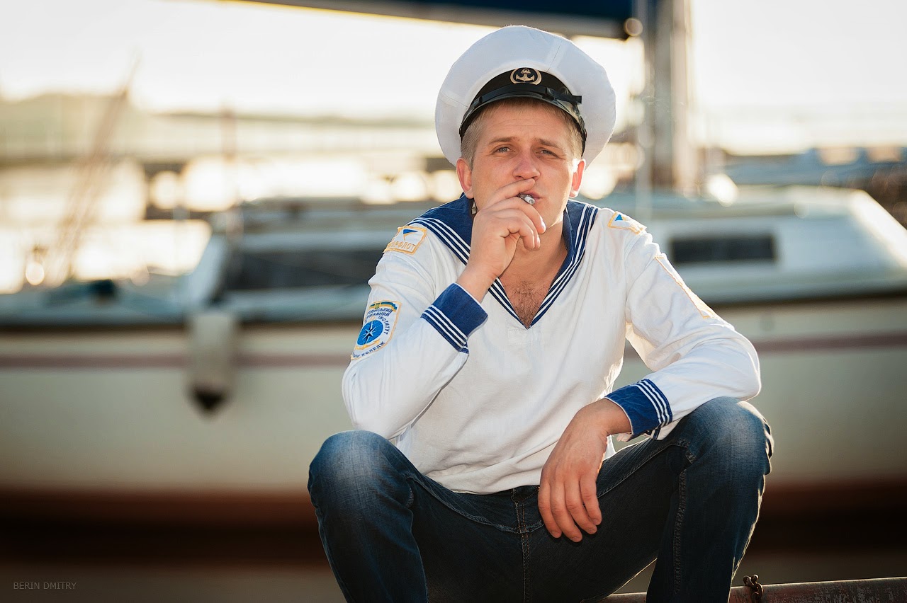 Молодой капитан корабля. Моряк. Мужчина моряк. Красивый моряк. Современный моряк.