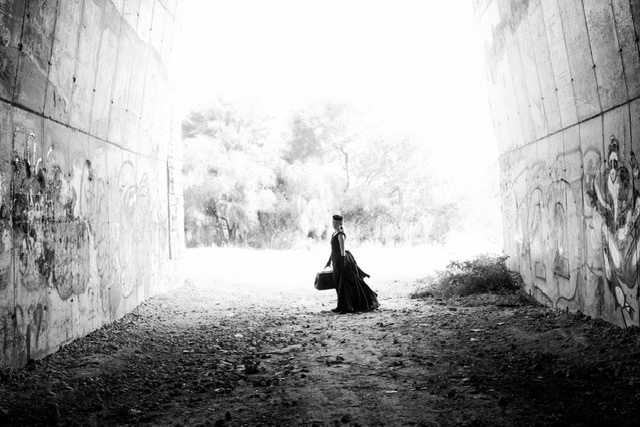 Закрыл фотограф объектива взор