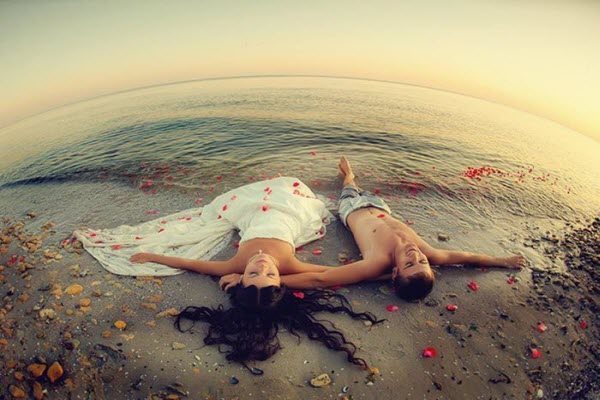 Рисует жизнь то мелом, то углём