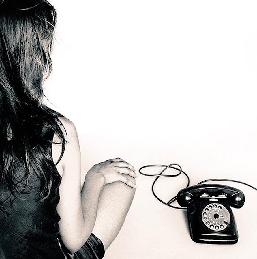 Часов я позвоню не будет. Женщина с телефонной трубкой. Девушка с телефоном. Телефонный звонок. Девушка ждет у телефона.